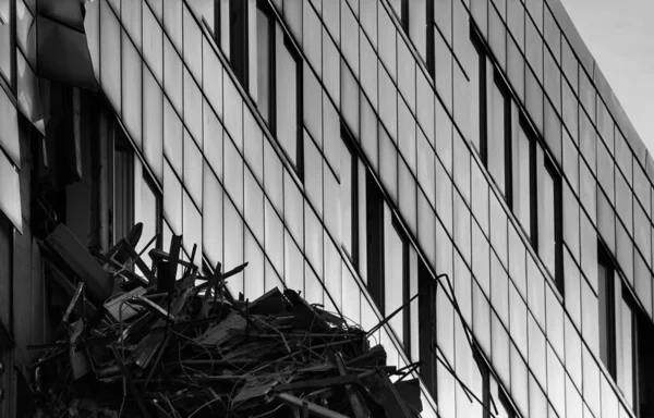Πλήρες Πλαίσιο Του Κατεστραμμένου Τοίχου Στο Σύγχρονο Κτίριο — Φωτογραφία Αρχείου