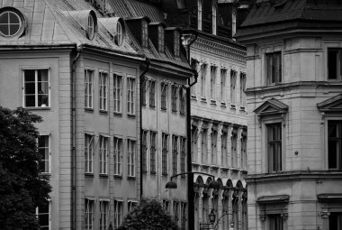 Bir binanın önündeki caddeye yakın çekim.