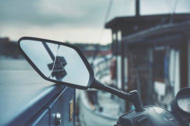 Motosiklet yan aynasının yakın çekimi. 