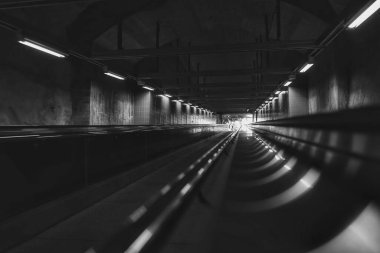 Tren istasyonunun bulanık bir fotoğrafı.