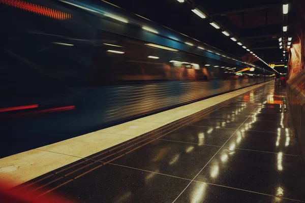 Ett Tunnelbanetåg Vid Station — Stockfoto
