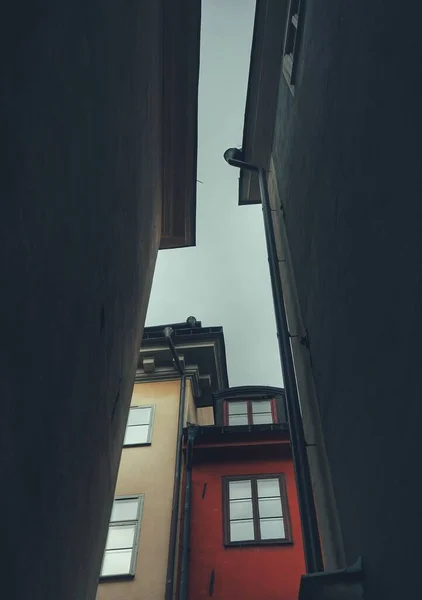 건물들 하늘을 배경으로 각도로 보인다 — 스톡 사진