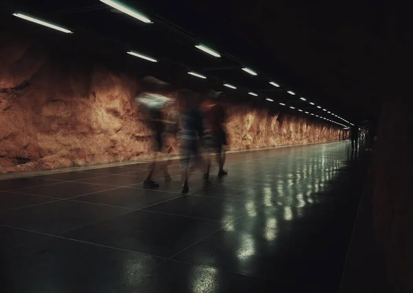 Felismerhetetlen Személyek Sétálnak Alagútban Metróállomáson — Stock Fotó