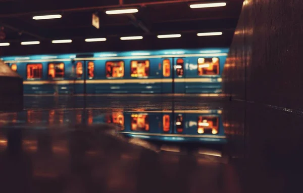 電車のある地下鉄駅の水たまり — ストック写真