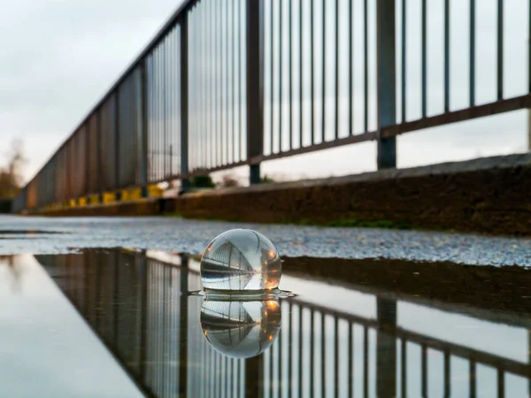 Nahaufnahme Einer Kristallkugel Einer Pfütze Auf Einer Brücke — Stockfoto
