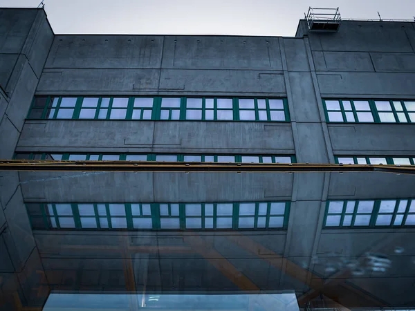 曇り空に対する建物の低角度ビュー — ストック写真