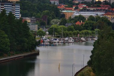 Şehirdeki bir nehrin manzarası 