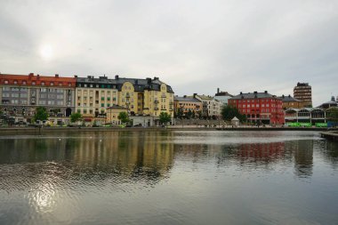 Akşamları nehir kıyısındaki binalar 
