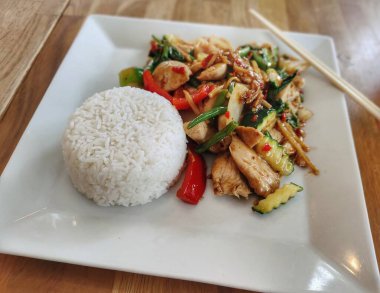 Masada bir tabak Asya yemeği.