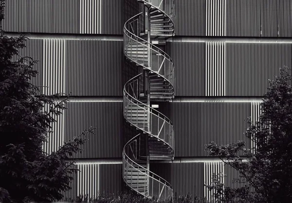 Nowoczesny Budynek Spiralnymi Schodami Zewnątrz — Zdjęcie stockowe