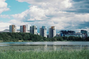 Yaz boyunca göl kenarındaki binalar 