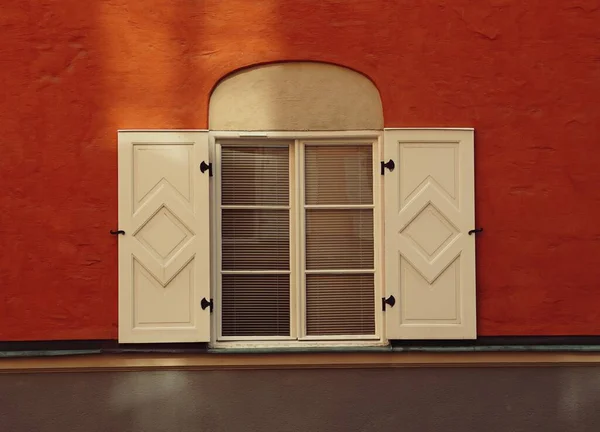 窓のある建物の壁のフルフレーム — ストック写真
