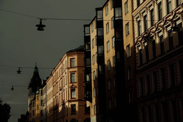 Вулична Лампа Звисає Над Міською Вулицею — стокове фото