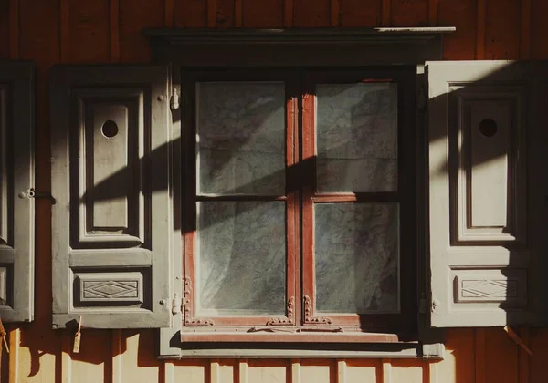 Zbliżenie Okna Drewniany Budynek — Zdjęcie stockowe