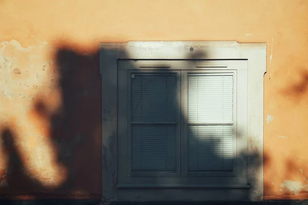Moldura Cheia Idade Edifício Amarelo Com Foco Sombra — Fotografia de Stock