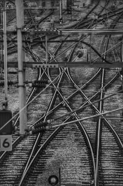 İstasyondaki tren rayları siyah beyaz 