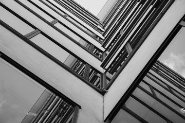 Gökyüzü karşı modern binanın düşük açılı görünüş 