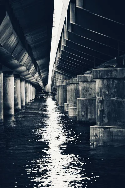 Γέφυρα Πάνω Από Ένα Ποτάμι Μαύρο Και Άσπρο — Φωτογραφία Αρχείου