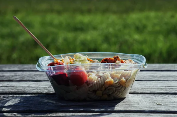 Saláta Műanyag Tálban Egy Piknik Asztalon Szabadban — Stock Fotó