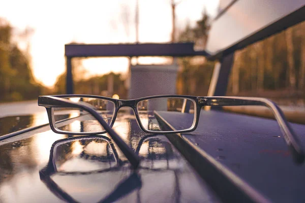 Nahaufnahme Einer Brille Auf Einer Parkbank — Stockfoto