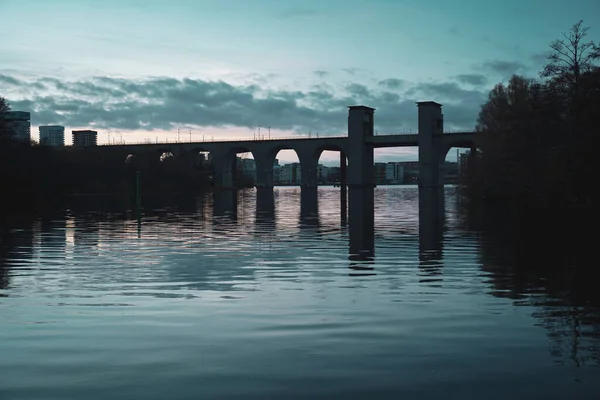 Vista Panorámica Puente Sobre Río Durante Atardecer — Foto de Stock