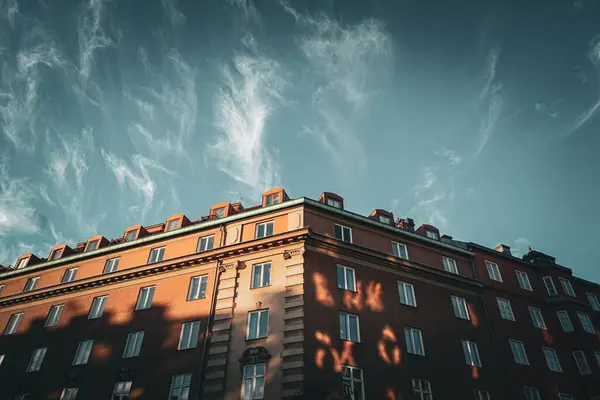 하늘을 배경으로 건물의 — 스톡 사진
