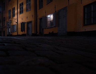 Geceleri eski kasabadaki binaların manzarası 