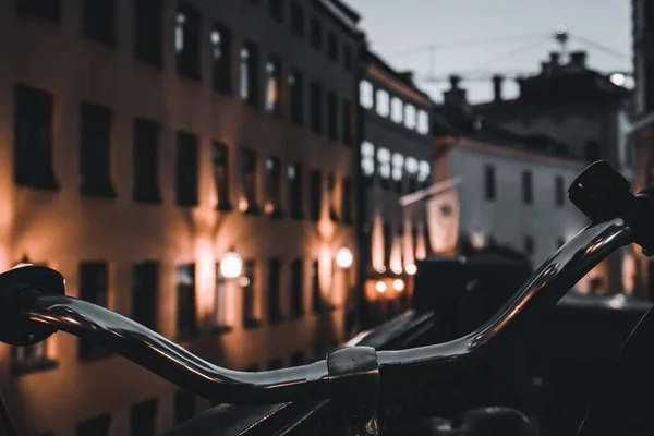 도시의 거리에 주차되어 자전거의 — 스톡 사진