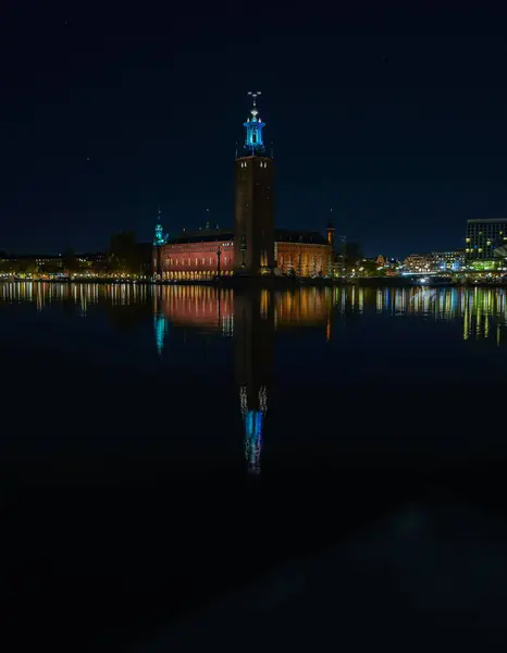 Вид Освітлену Будівлю Річці Вночі — стокове фото