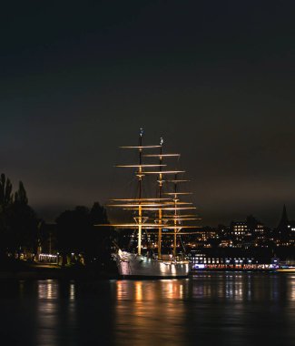 Aydınlatılmış bir geminin gece görüntüsü 