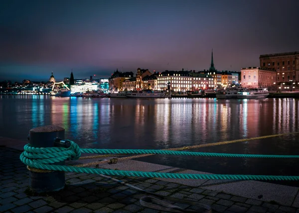 夜景中城市照明河流的景观 — 图库照片