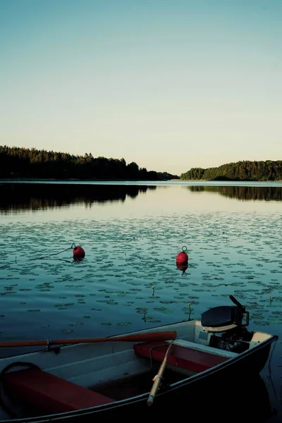 Маленький Човен Озері Протягом Літа — стокове фото