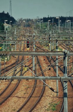 Çitin yanındaki raylarda bir tren.