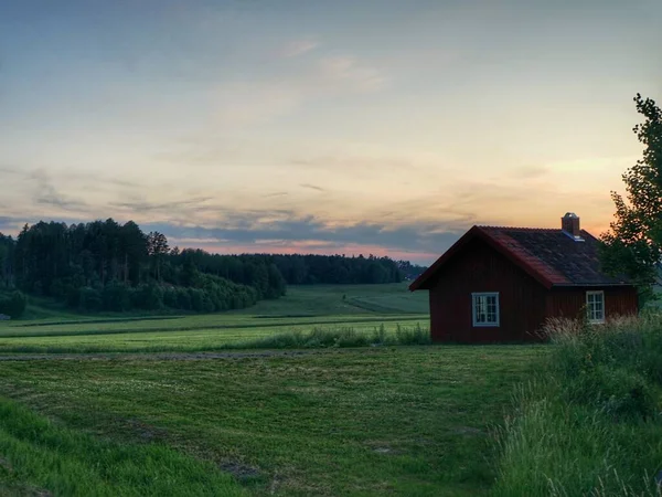 Ett Hus Med Gräsplan Solnedgången — Stockfoto