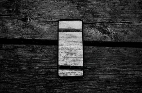 Mobilní Telefon Dřevěné Tabletě Černé Bílé — Stock fotografie