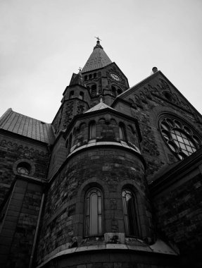 Kilisenin alçak açılı görüntüsü gökyüzüne karşı