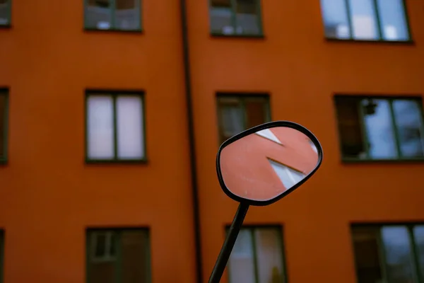 건물에 반대하는 거울의 — 스톡 사진