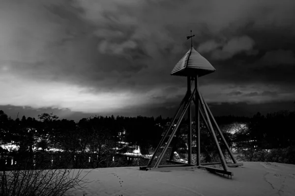 Geceleri Gökyüzüne Karşı Karla Kaplı Alanın Manzarası — Stok fotoğraf