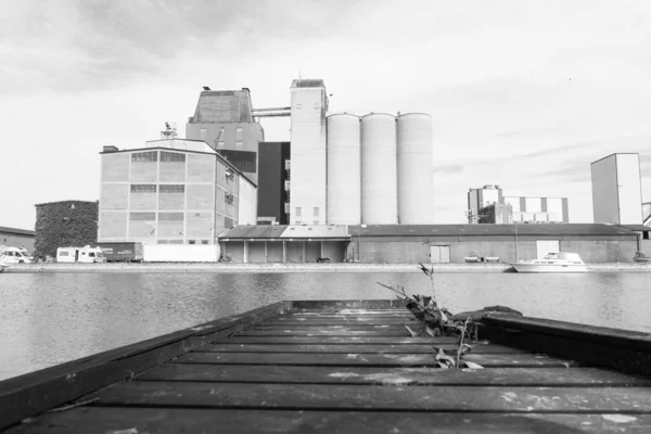 黒と白の空に対する建物の眺め — ストック写真