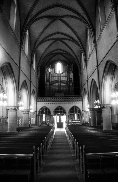 黒と白の空の教会の中 — ストック写真