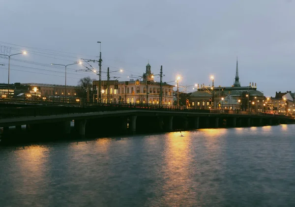夜の街のライトアップされた橋の眺め — ストック写真