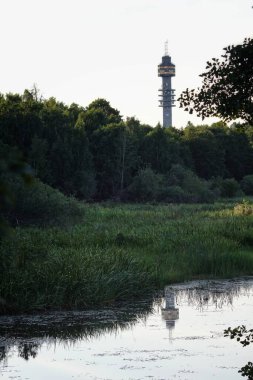 Gökyüzüne karşı inşa edilerek gölün manzarası