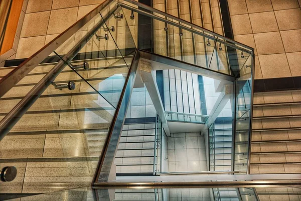Hochwinkelblick Auf Modernes Treppenhaus Gebäude — Stockfoto
