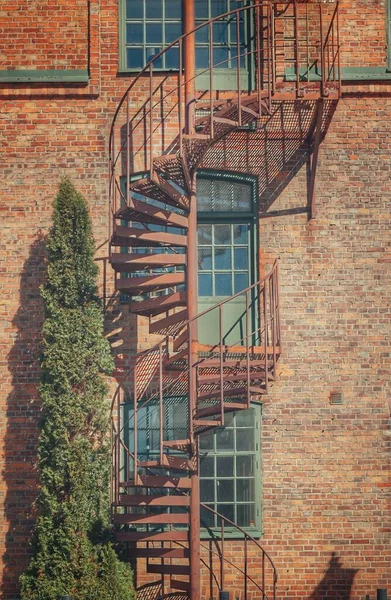 Низкий Угол Обзора Старой Лестницы Кирпичном Здании — стоковое фото