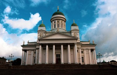 Bulutlu gökyüzüne karşı eski binanın düşük açılı görüntüsü