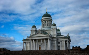 Bulutlu gökyüzüne karşı eski binanın düşük açılı görüntüsü