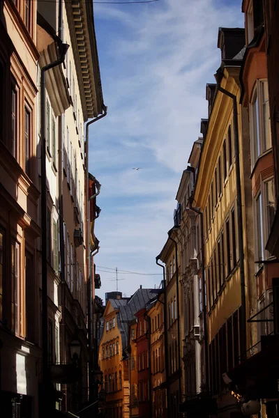 Een Smalle Straat Met Hoge Gebouwen — Stockfoto