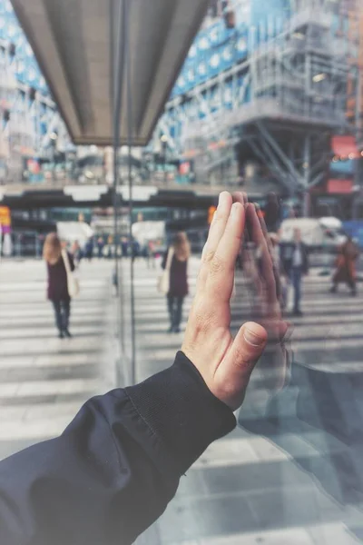 Beskuren Hand Person Som Vidrör Glasfönster — Stockfoto