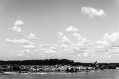 Nehirdeki küçük şehrin gökyüzüne karşı manzarası