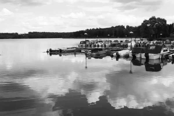 Göl Manzarası Siyah Beyaz Gökyüzüne Karşı — Stok fotoğraf